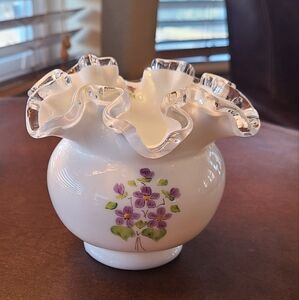 Vintage 70s Fenton "Violets in the Snow" Silvercrest ruffled vase🐣